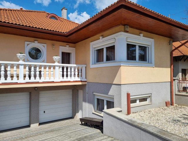 Eladó családi ház, Veszprémben 159.9 M Ft, 5 szobás