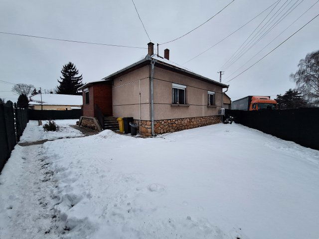 Eladó családi ház, Devecseren 37 M Ft, 2 szobás