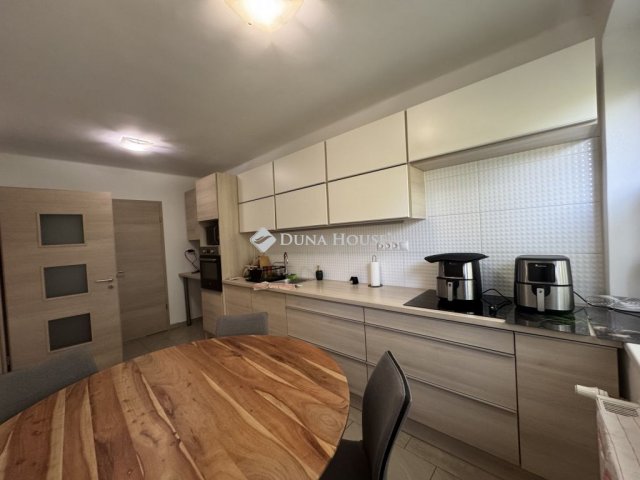 Eladó téglalakás, Pécsváradon 64.5 M Ft, 3 szobás