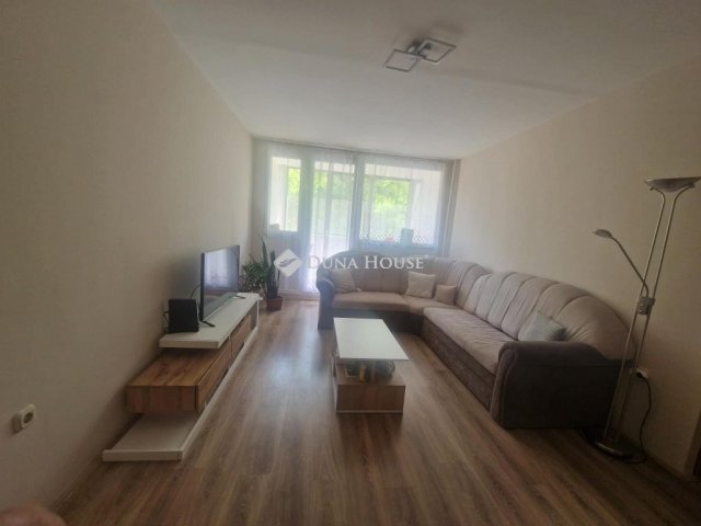 Eladó panellakás, Komlón 36.5 M Ft, 3 szobás