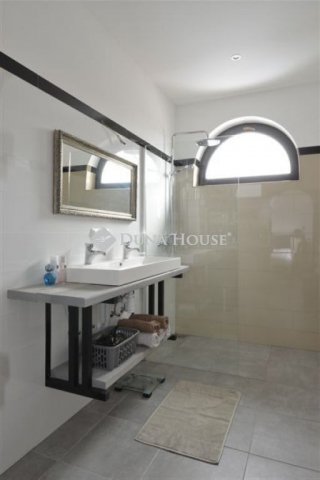 Eladó családi ház, Poroszlón 211.648 M Ft, 6 szobás