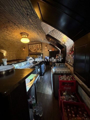 Eladó üzlethelyiség, Budapesten, VI. kerületben 150 M Ft