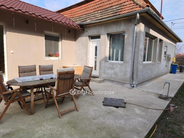 Eladó családi ház, Kiskunlacházán 59.9 M Ft, 4 szobás