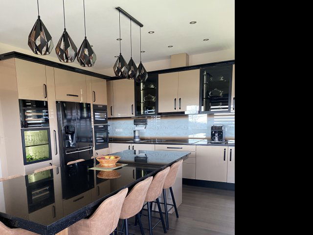 Eladó téglalakás, Pécsett 127 M Ft, 3 szobás