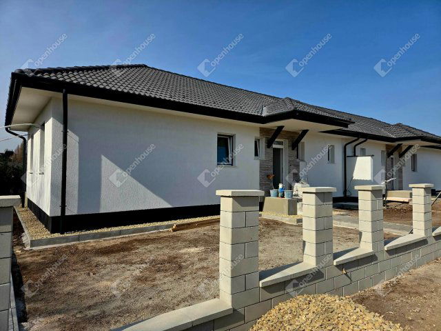 Eladó ikerház, Velencén 114.9 M Ft, 4 szobás