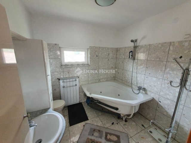 Eladó téglalakás, Vácon 85 M Ft, 2 szobás