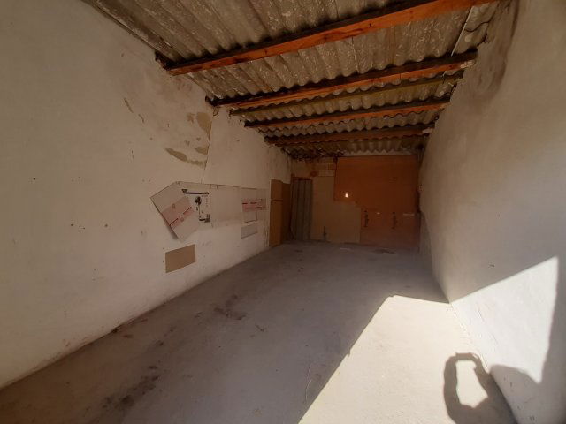 Kiadó garázs, Tatán 30 E Ft / hó / költözzbe.hu