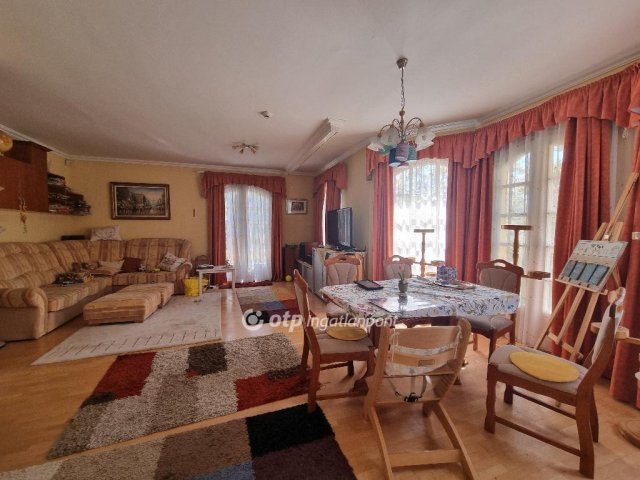 Eladó családi ház, Pápán 89.9 M Ft, 5 szobás