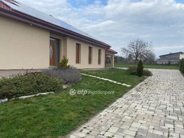 Eladó családi ház, Márkón 144 M Ft, 4 szobás