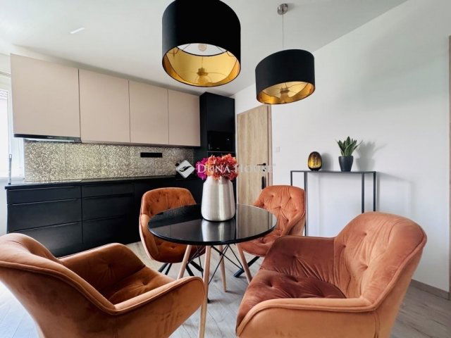 Eladó téglalakás, Pécsett 74.99 M Ft, 3 szobás