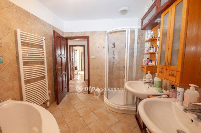 Eladó családi ház, Csömörön 299 M Ft, 4+1 szobás