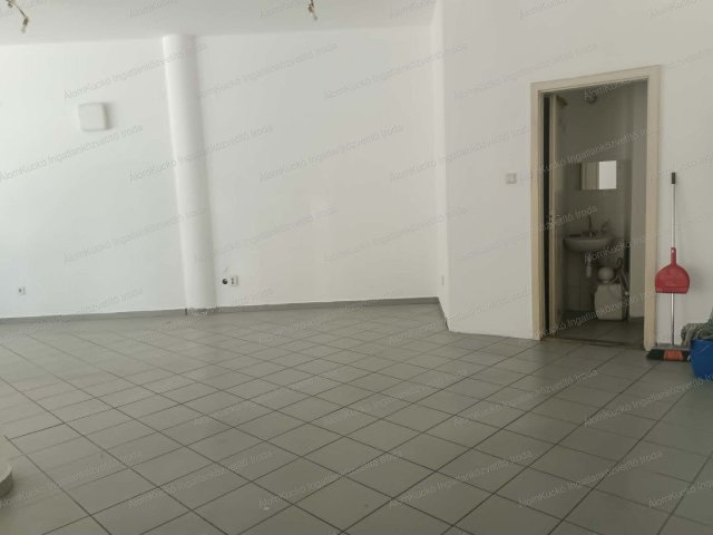Kiadó üzlethelyiség, Kaposváron, Teleki utcában 200 E Ft / hó