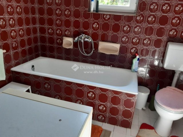 Eladó családi ház, Dunaalmáson 69.9 M Ft, 6 szobás