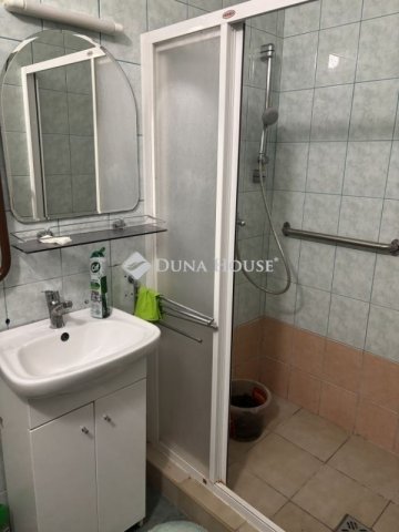 Eladó téglalakás, Veszprémben 69.8 M Ft, 3 szobás