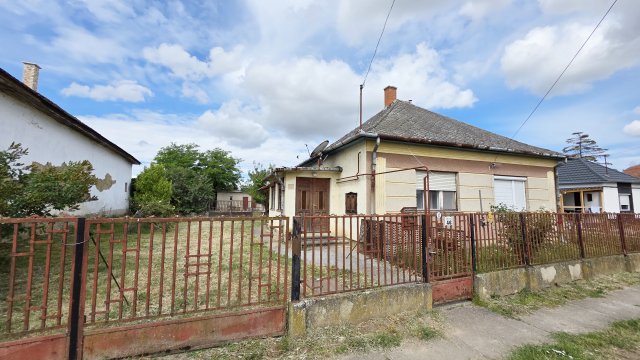 Eladó családi ház, Sápon 16.9 M Ft, 2 szobás