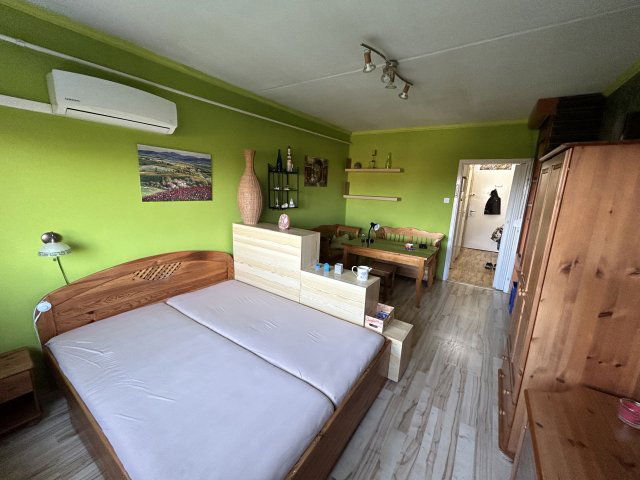 Kiadó panellakás, albérlet, Győrött, Cuha utcában, 1 szobás