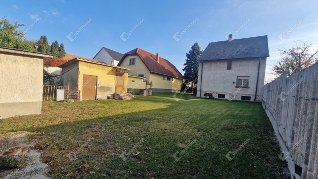 Eladó családi ház, Komáromban 62.9 M Ft, 4 szobás