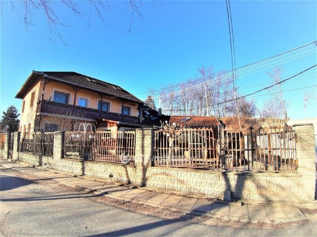 Eladó családi ház, Úrin 260 M Ft, 5+3 szobás