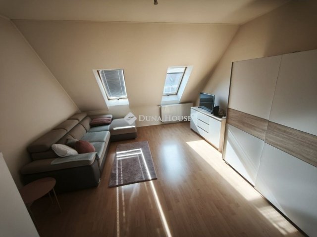 Eladó téglalakás, Pécsett 35.5 M Ft, 1 szobás