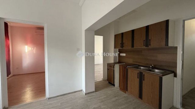 Eladó családi ház, Szombathelyen 49.99 M Ft, 2 szobás