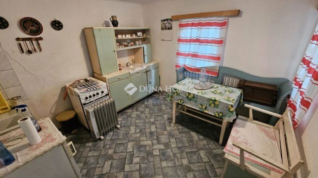 Eladó családi ház, Dunaföldváron 20 M Ft, 2 szobás
