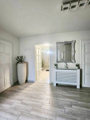 Eladó családi ház, Pécsett 219.9 M Ft, 6 szobás