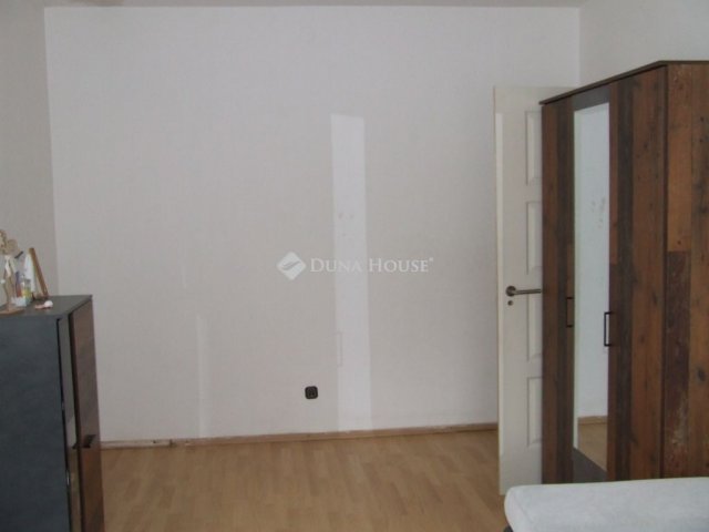 Eladó családi ház, Esztergomban 87.9 M Ft, 5 szobás