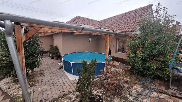 Eladó családi ház, Jászberényben 39.9 M Ft, 3 szobás