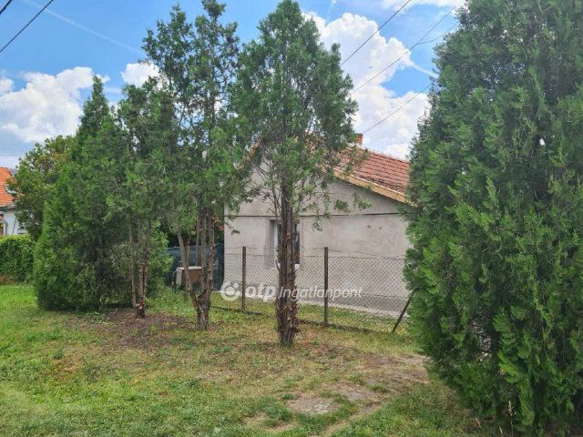 Eladó családi ház, Újszászon 14.9 M Ft, 2 szobás