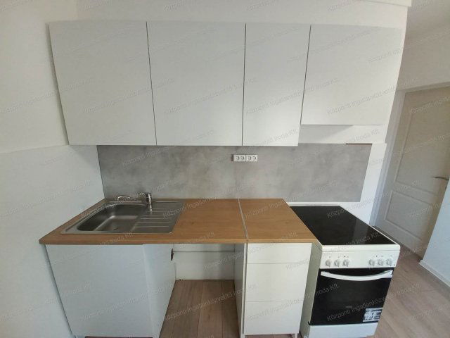 Eladó panellakás, Oroszlányban, Táncsics Mihály úton, 3 szobás