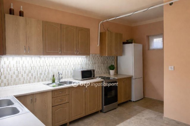 Eladó családi ház, Cegléden 49.5 M Ft, 2+1 szobás