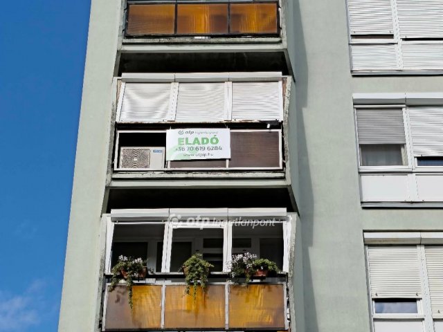 Eladó panellakás, Szekszárdon 39.9 M Ft, 2+1 szobás