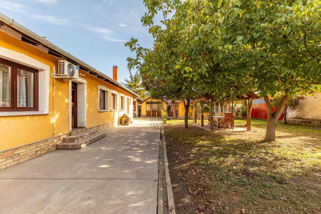 Eladó családi ház, Szegeden 110 M Ft, 3 szobás