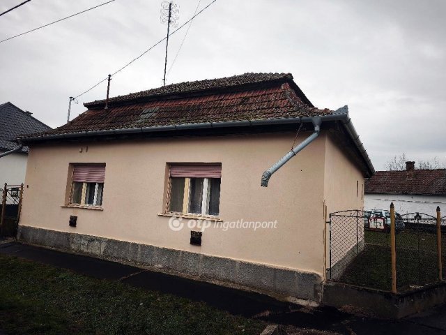 Eladó családi ház, Szolnokon 49 M Ft, 2 szobás