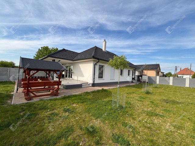 Eladó családi ház, Nyúlon 210 M Ft, 4 szobás