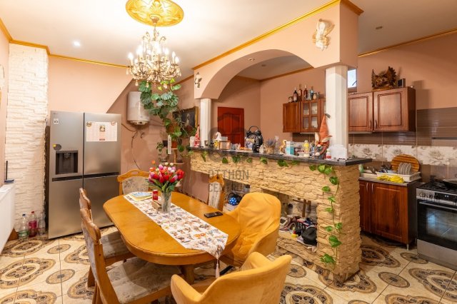 Eladó családi ház, Bátaszéken 64.9 M Ft, 5 szobás