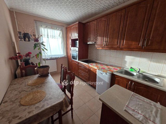 Eladó panellakás, Debrecenben 64.9 M Ft, 1+2 szobás