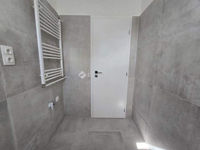 Eladó panellakás, Pécsett, Kerényi Károly utcában 64.9 M Ft
