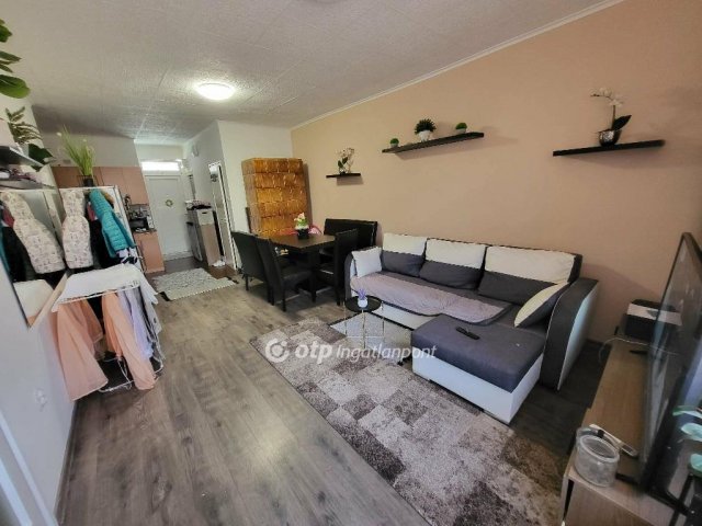 Eladó téglalakás, Békésen 29.9 M Ft, 2+1 szobás