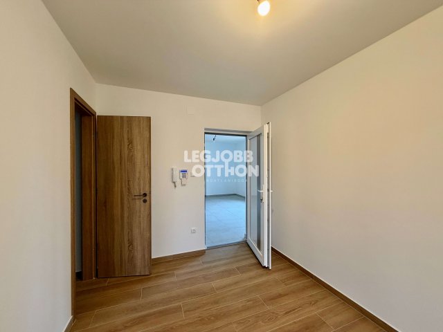 Eladó téglalakás, Cegléden 124 M Ft, 3 szobás