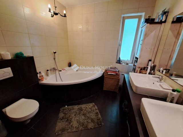Eladó családi ház, Szentendrén 225 M Ft, 6 szobás