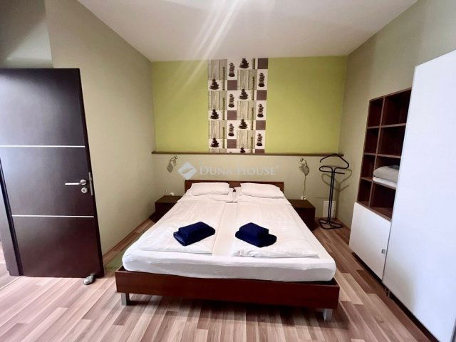 Eladó téglalakás, Pécsett 72 M Ft, 4 szobás