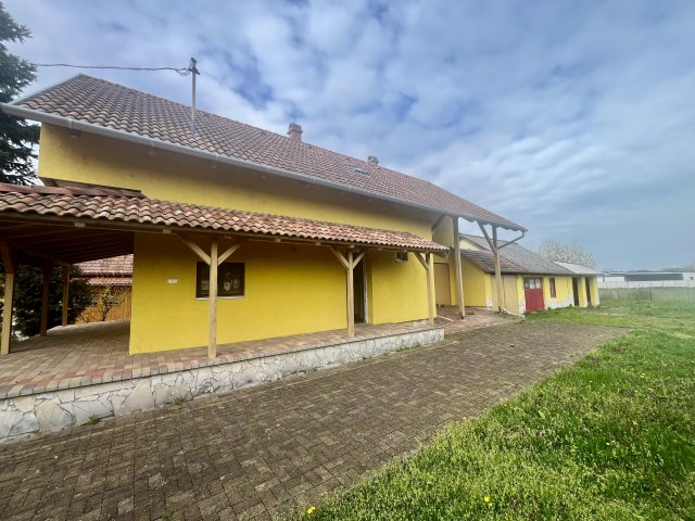 Eladó családi ház, Siófokon 94.2 M Ft, 4 szobás