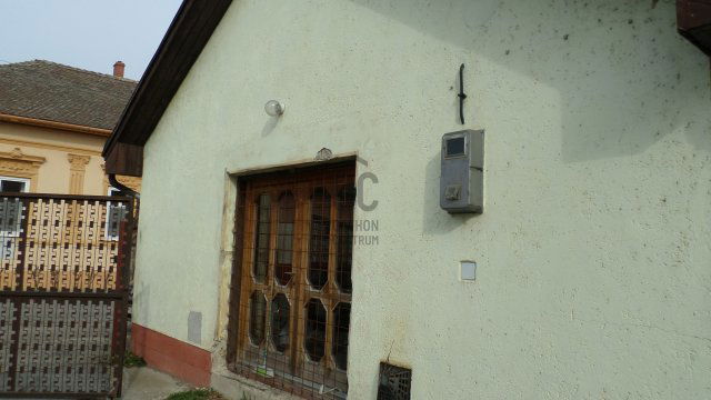 Eladó üzlethelyiség, Kunmadarason 26.2 M Ft