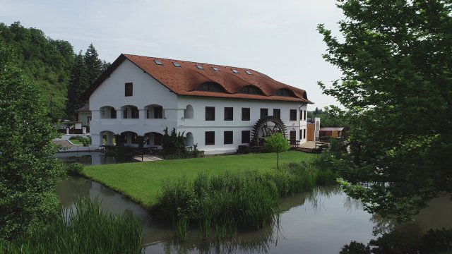 Eladó hotel, Szinpetrin 1409.96 M Ft / költözzbe.hu