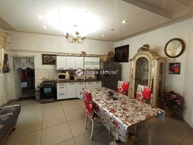 Eladó családi ház, Esztergomban 60 M Ft, 3 szobás