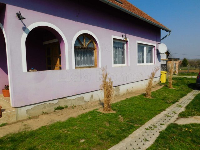 Eladó családi ház, Karádon 41.86 M Ft, 6 szobás