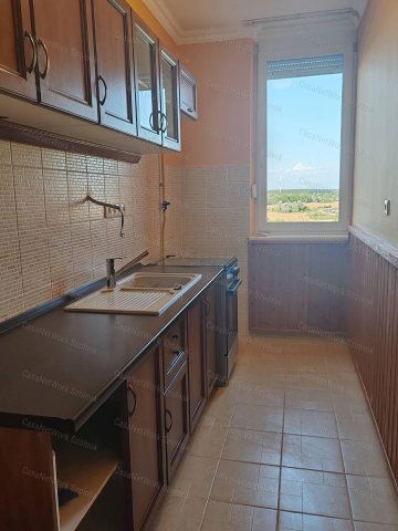 Eladó panellakás, Szolnokon 32.5 M Ft, 1+1 szobás