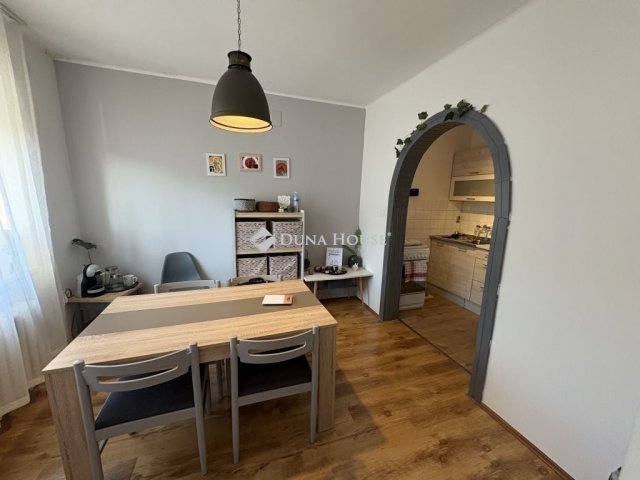 Eladó családi ház, Pécsett 97.9 M Ft, 7 szobás