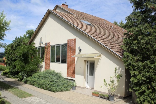 Eladó családi ház, Kőröshegyen 128 M Ft, 4+4 szobás